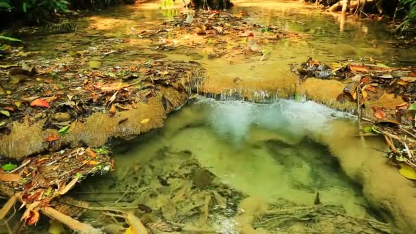 Maravillosa cascada en Tailandia — Vídeo de stock