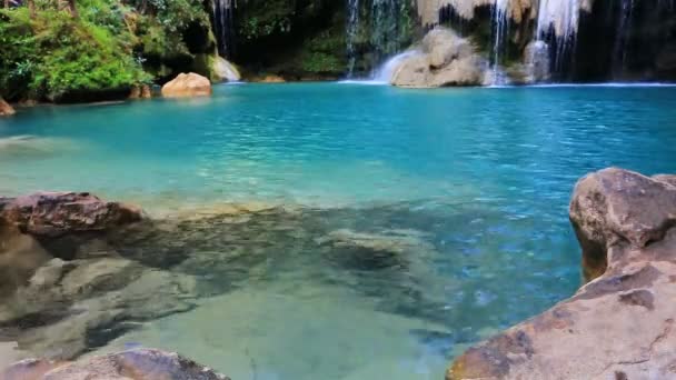 Khor iroda munkájának segítése Luang waterfall, Thaiföld — Stock videók