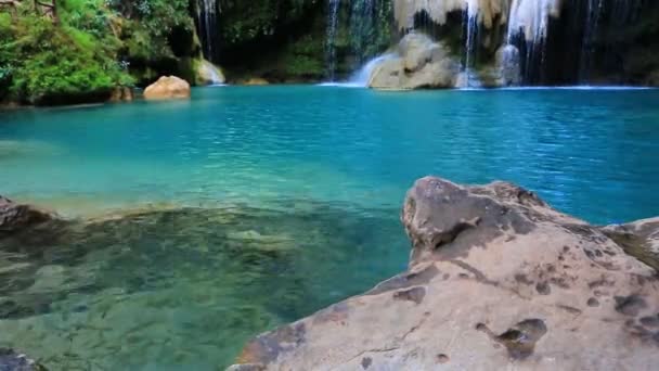 Khor iroda munkájának segítése Luang waterfall, Thaiföld — Stock videók