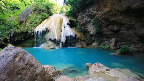 Khor iroda munkájának segítése Luang waterfall, Thaiföld — Stock videók