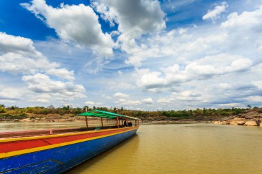 Büyük tekne khong Nehri üzerinde