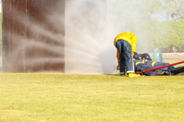 İtfaiye yangın saldırı için mücadele