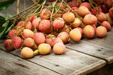 Kırmızı Çin meyve