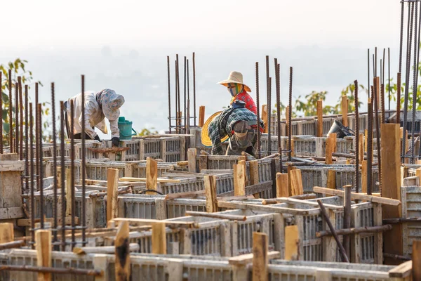İnşaatta çalışan işçiler — Stok fotoğraf