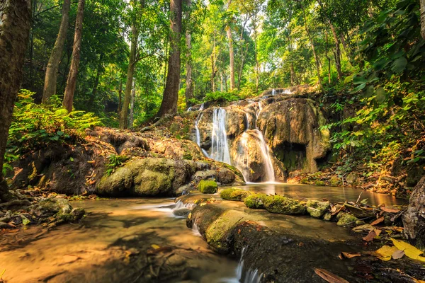 Maravillosa cascada en Tailandia — Foto de Stock