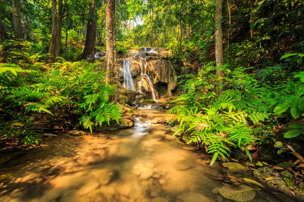 Wunderschöner Wasserfall in Thailand — Stockfoto