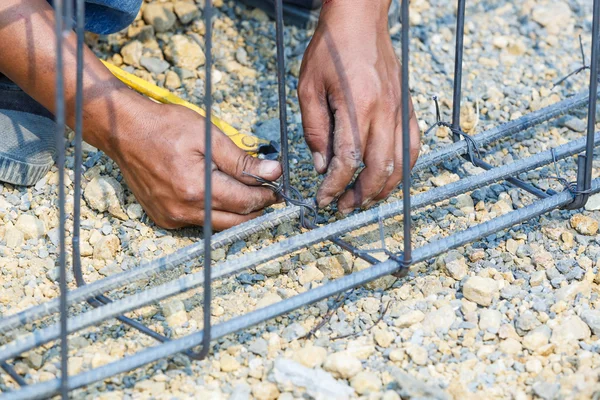 Technicus bundel stalen walsdraad — Stockfoto