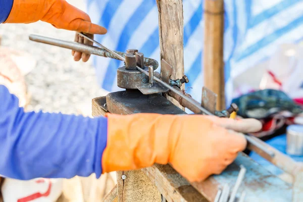 Worker bending steel — Stock Photo, Image