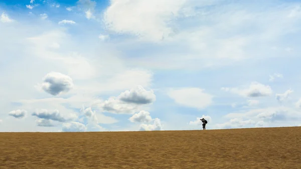 Ένας άνθρωπος περπατώντας στην έρημο — Φωτογραφία Αρχείου