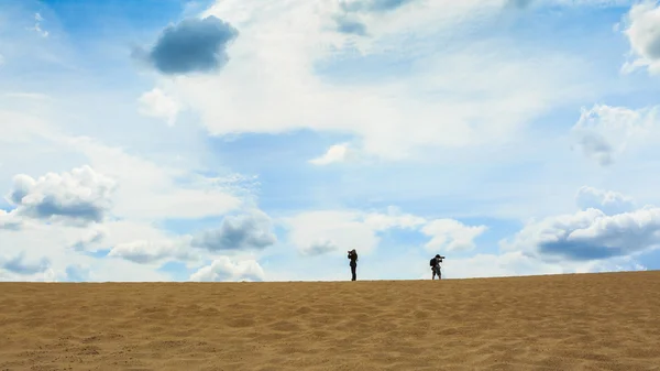 Un uomo che cammina nel deserto — Foto Stock