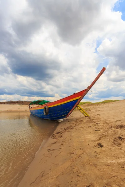 Stor båt på khong river — Stockfoto