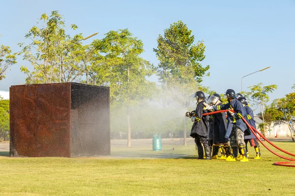 Feuerwehr kämpft für Löschangriff — Stockfoto