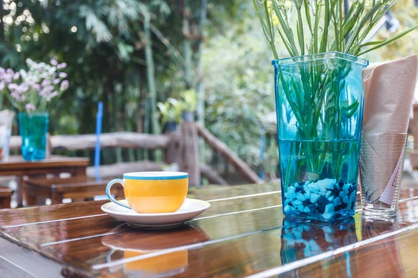 Kaffeetasse auf dem Tisch — Stockfoto