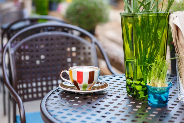 Coffee cup on table — Stock Photo, Image