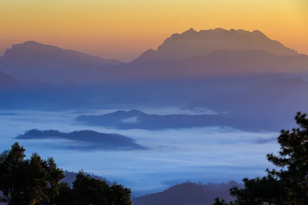 Dimma med stora berg — Stockfoto