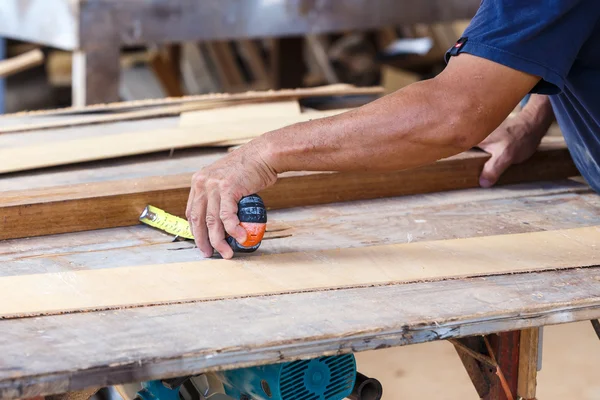 Carpenter use saw cut wood — Stock Photo, Image