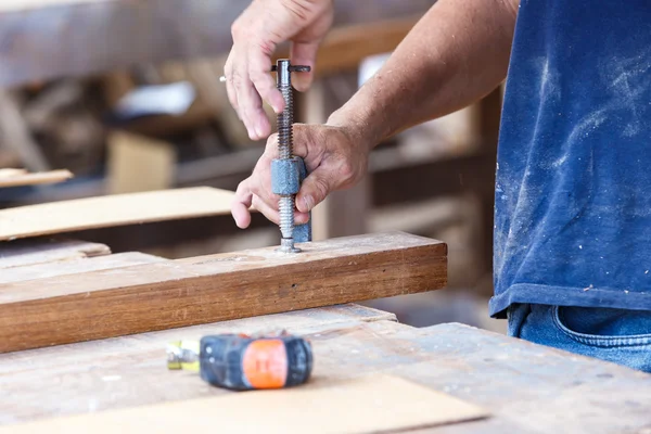 Carpinteiro uso serra madeira cortada — Fotografia de Stock