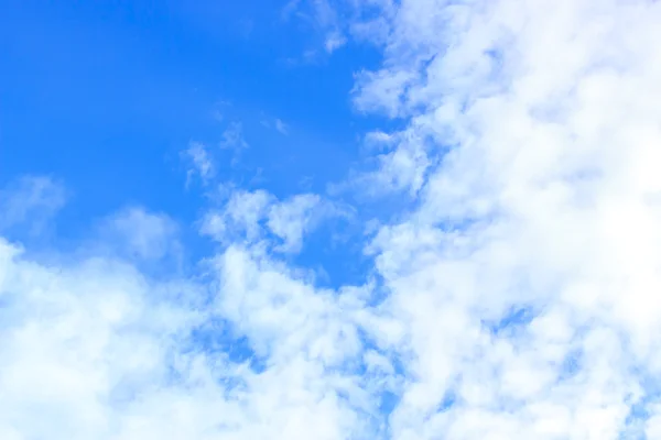 Nubes en el cielo azul —  Fotos de Stock