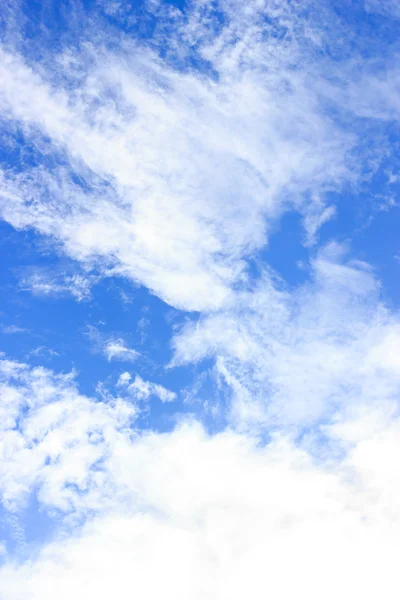 Nubes en el cielo azul — Foto de Stock