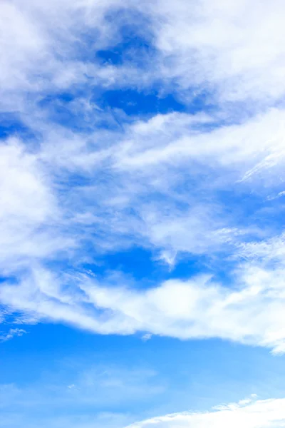 Nubes en el cielo azul —  Fotos de Stock