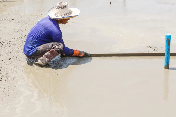 Plasterer concrete worker at floor — Stock Photo, Image