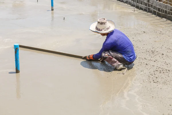 Plasterer concrete worker at floor — Stock Photo, Image