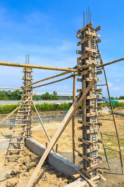 Stampo pilastro in calcestruzzo per la costruzione di case — Foto Stock