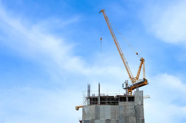 Grúa de construcción y obra — Foto de Stock