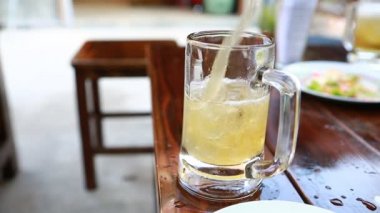 Barmen bardağa bira doldurur.
