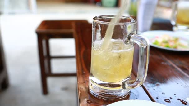 barman verse de la bière dans un verre 