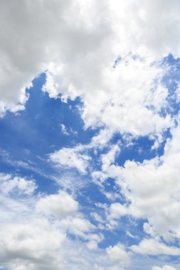 Mavi gökyüzünde bulutlar 