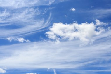 Mavi gökyüzünde bulutlar 