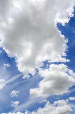 Mavi gökyüzünde bulutlar 