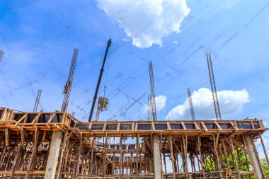 İnşaatta çalışan vinç