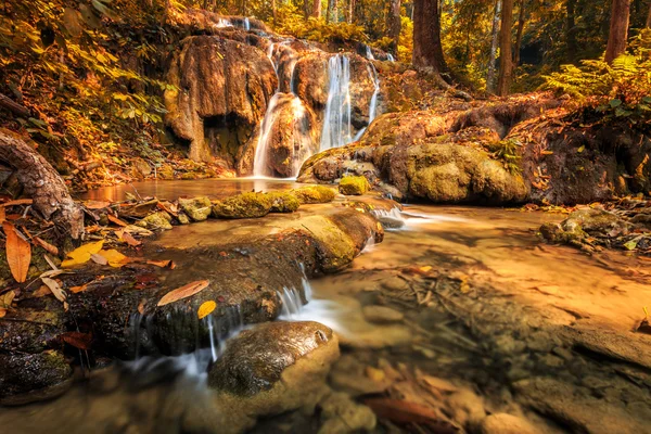 Maravillosa cascada en Tailandia —  Fotos de Stock