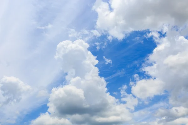 Wolken am blauen Himmel — Stockfoto