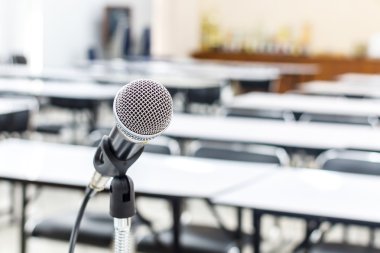Toplantı veya konferans odasında mikrofon