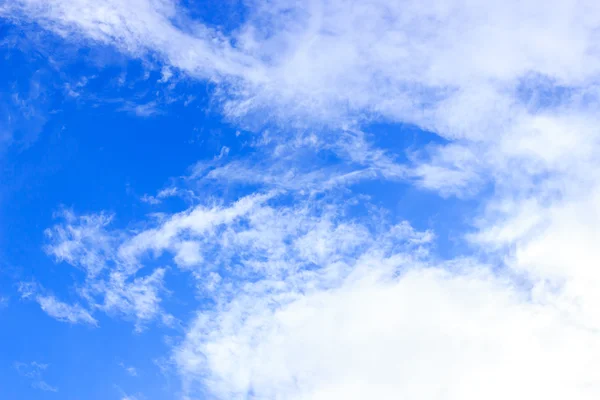 Nubes en el cielo azul — Foto de Stock