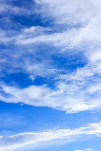 Nubes en el cielo azul — Foto de Stock