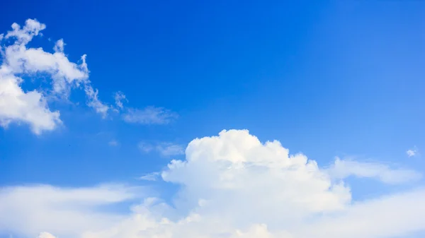 Nuvens no céu azul — Fotografia de Stock