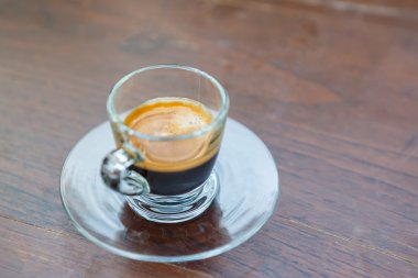 Kahve fincanı kafede. 