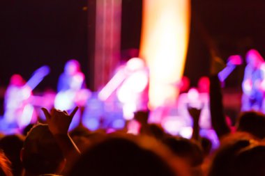 siluet konser sahne önünde