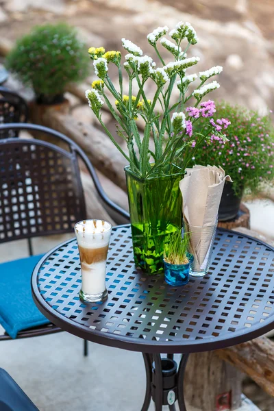 Tasse de café sur la table dans le café — Photo