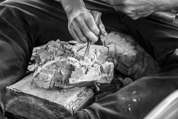 Mano di intagliatore intaglio legno — Foto Stock