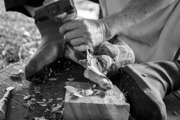 Mano de tallar madera — Foto de Stock