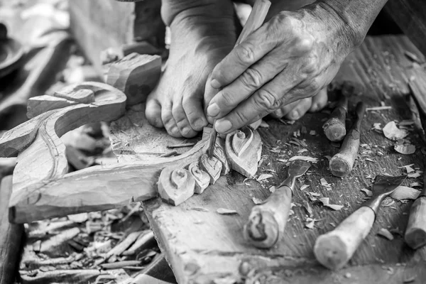 Mano de tallar madera — Foto de Stock