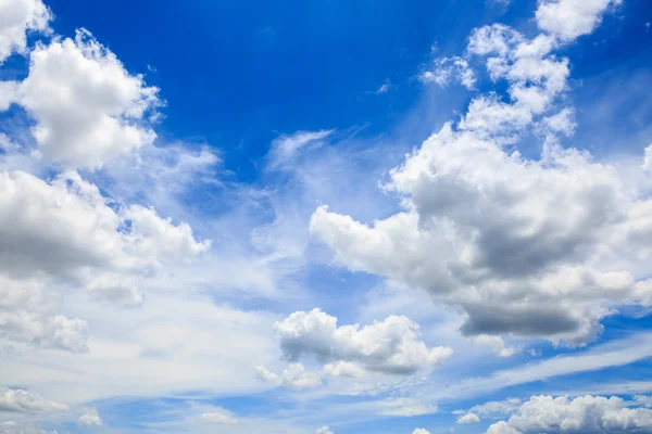 Wolken am blauen Himmel — Stockfoto