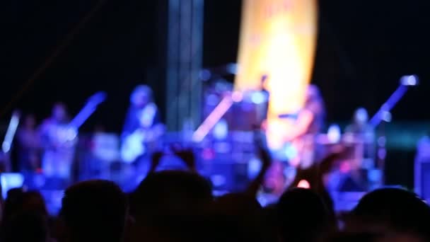 Концерт силуэта перед сценой — стоковое видео