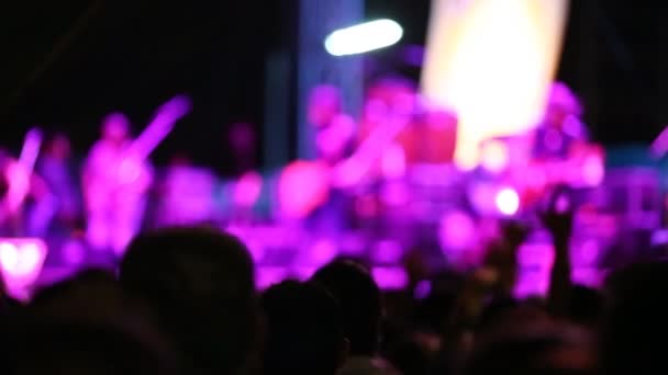 Концерт силуэта перед сценой — стоковое видео