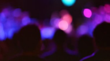 siluet konser sahne önünde